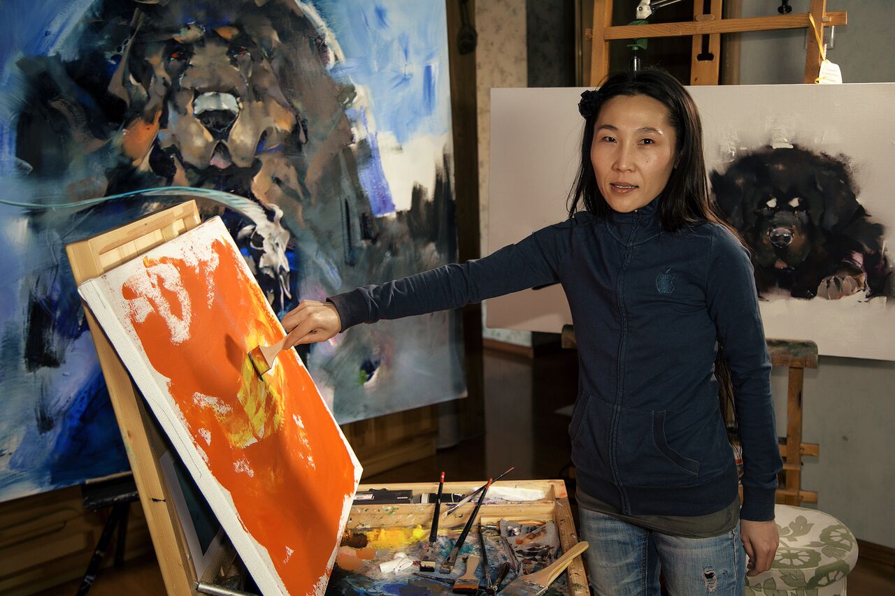 La pintora Javkhaa en su estudio
